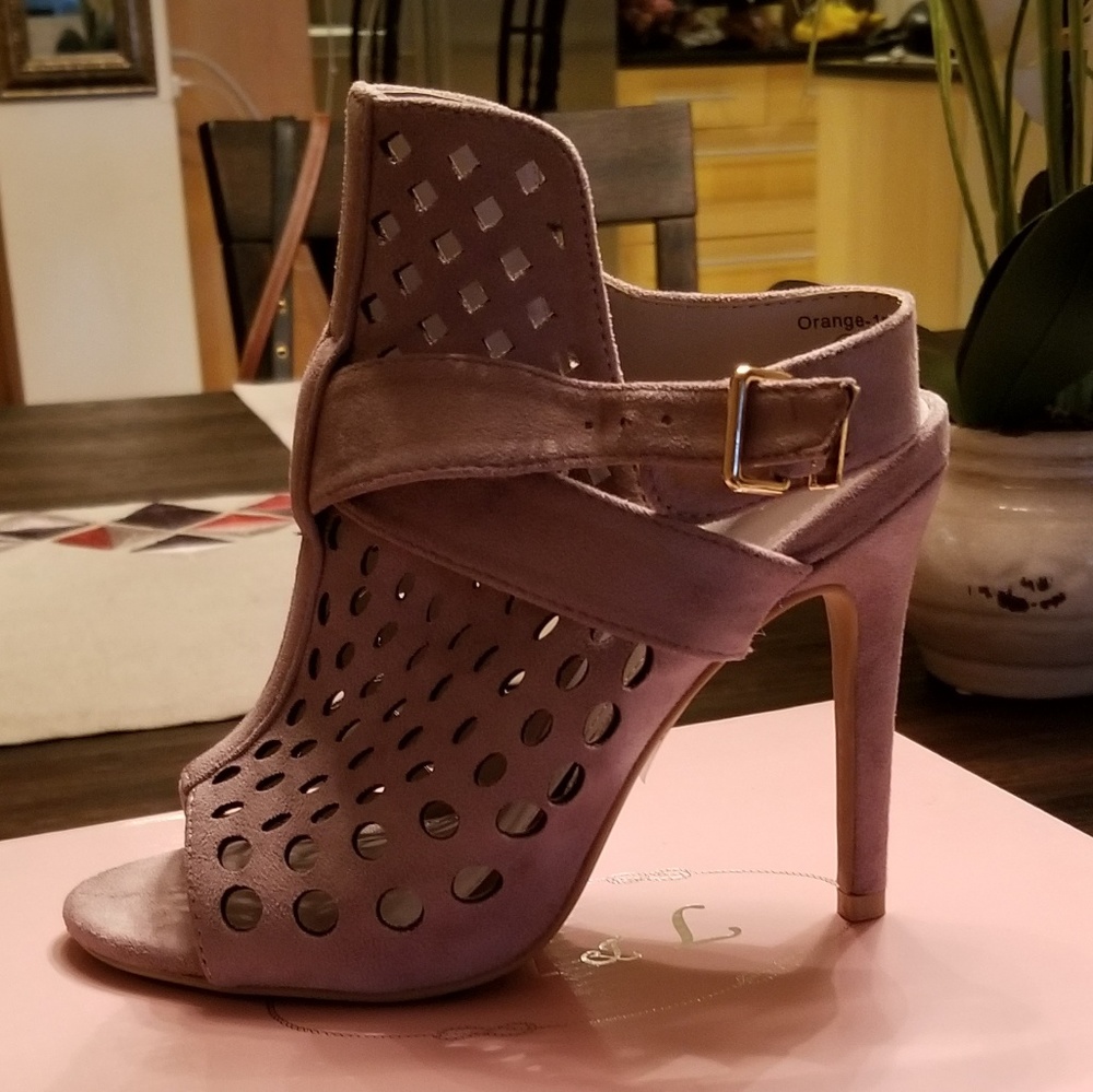 Suede sandals in a light purple color